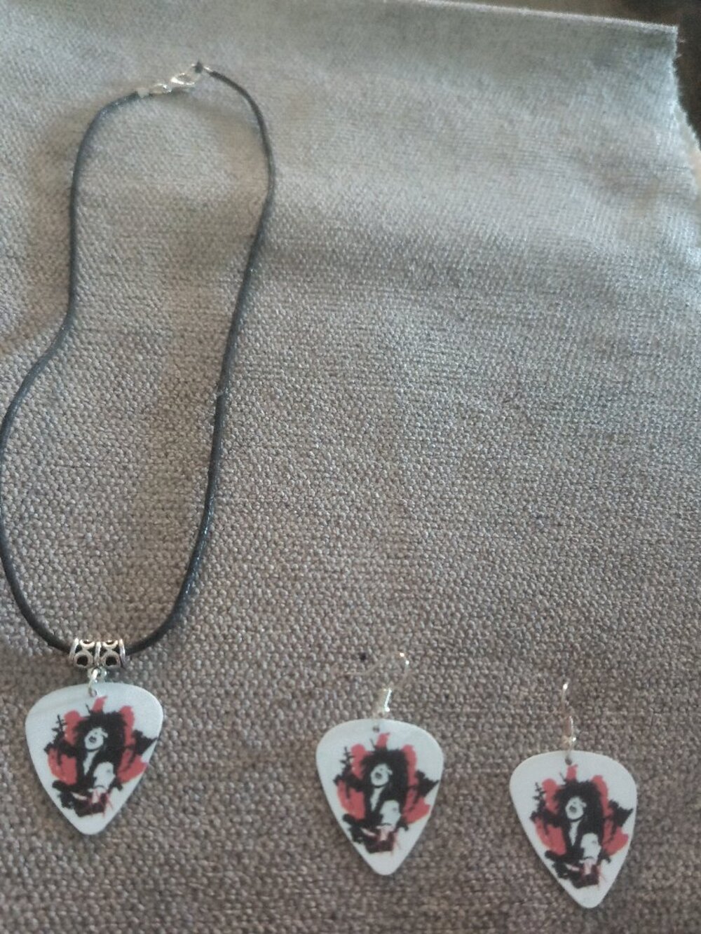 MOTLEY CRUE NIKKI SIXX GUITAR PICK NECKLACE & EARRINGS SET